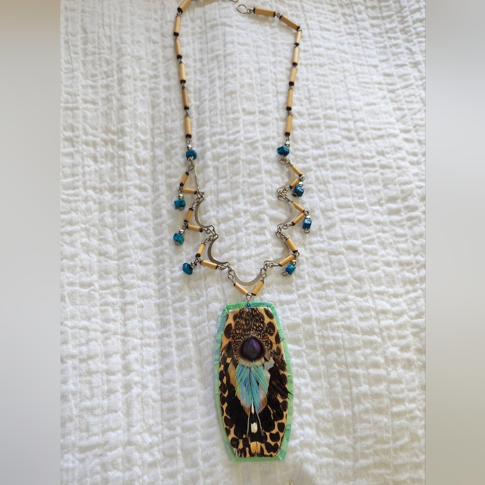 FEATHER LOVERS: necklace from art fair
